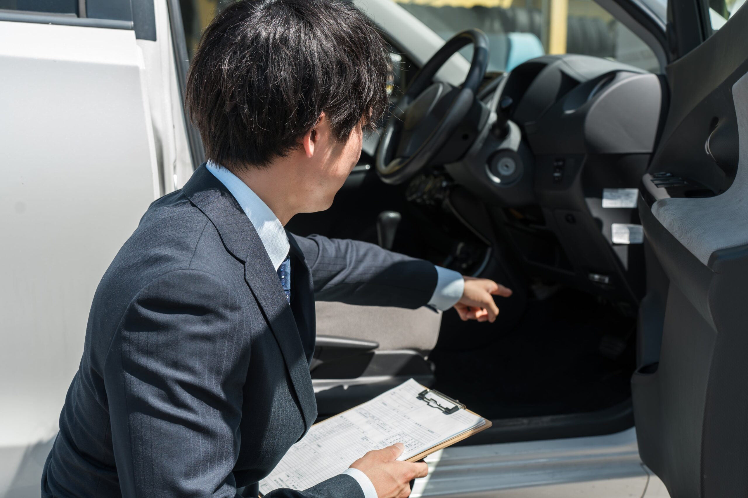 車内を確認する男性