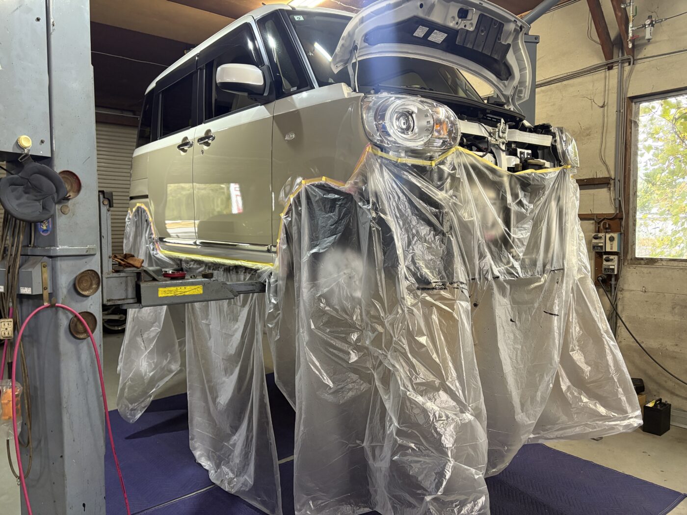 養生された車両の下回り