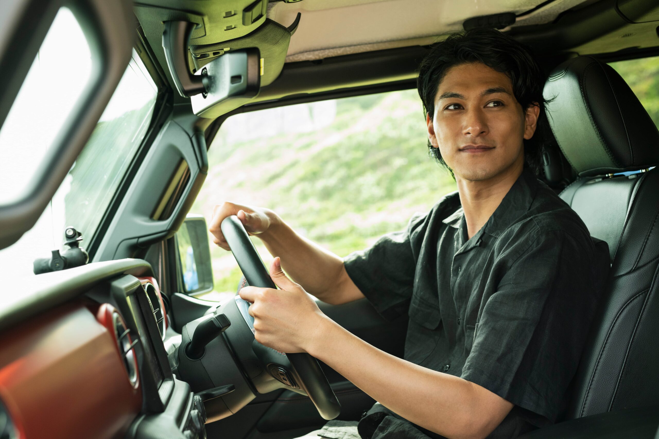 運転席に座る男性