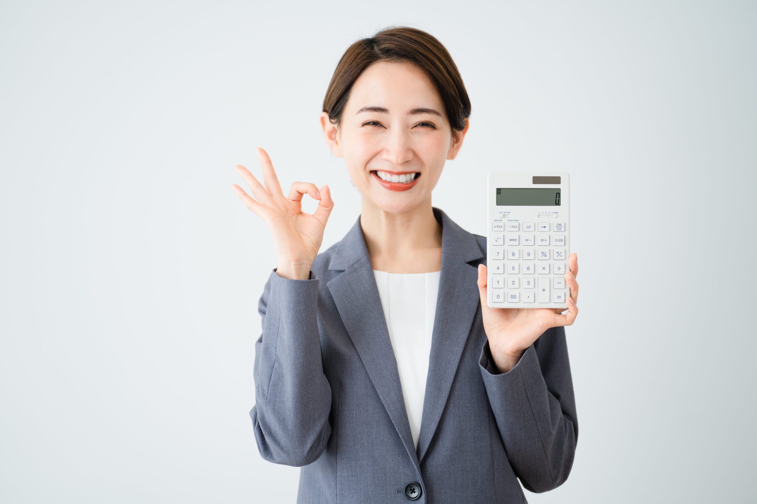 電卓を持つ女性