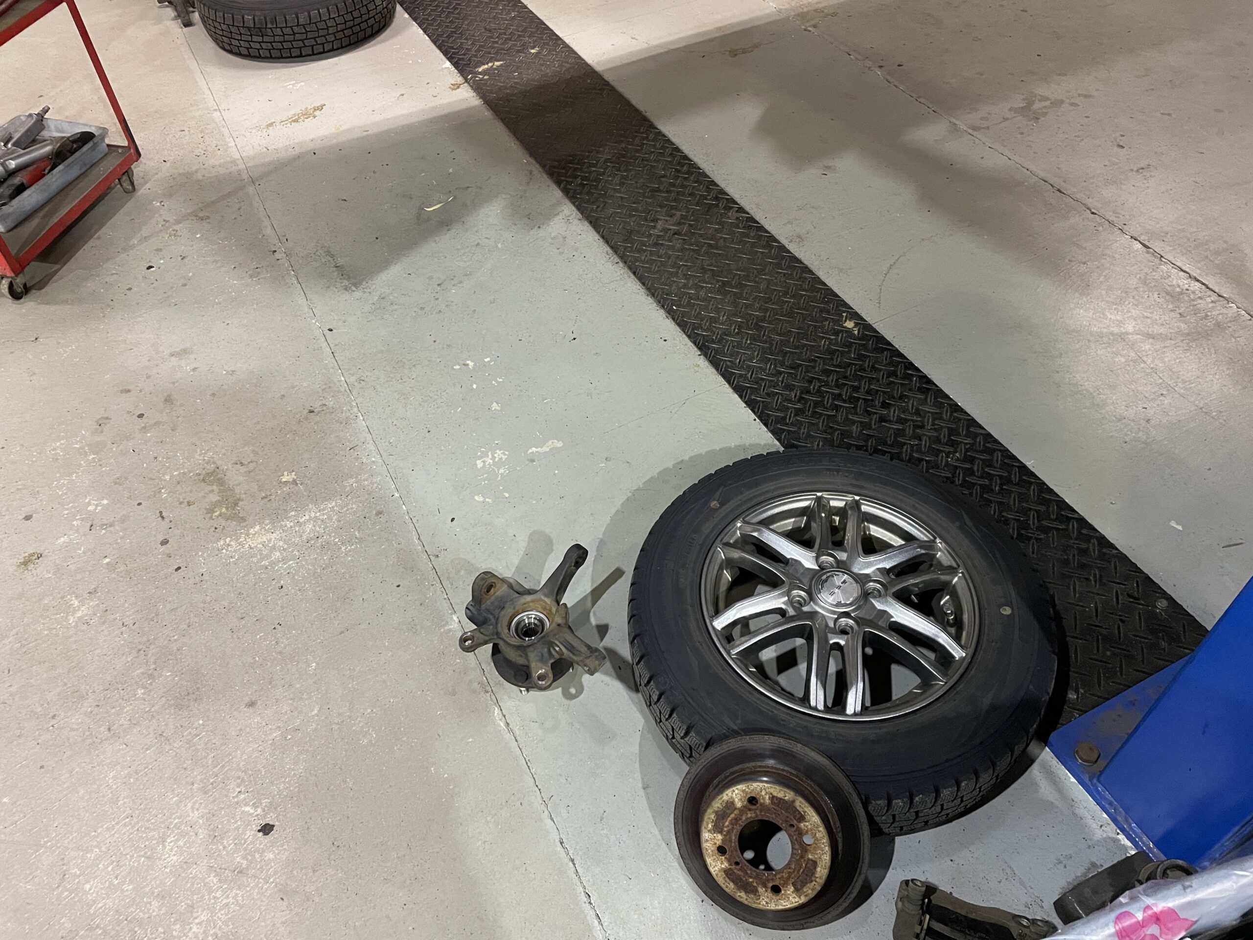取り外したタイヤと車の部品
