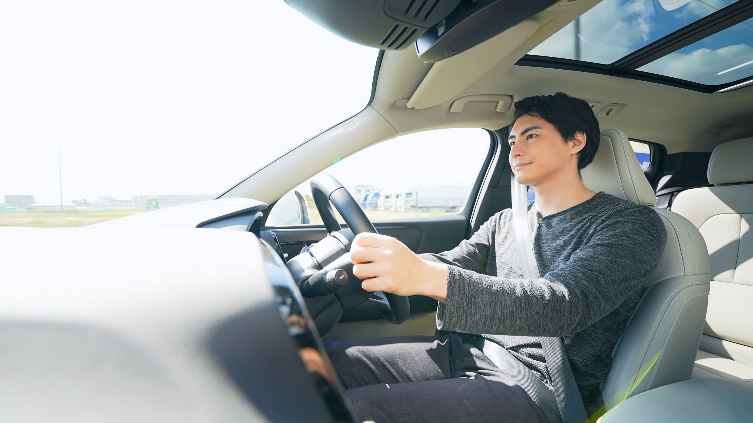 運転席に座る男性