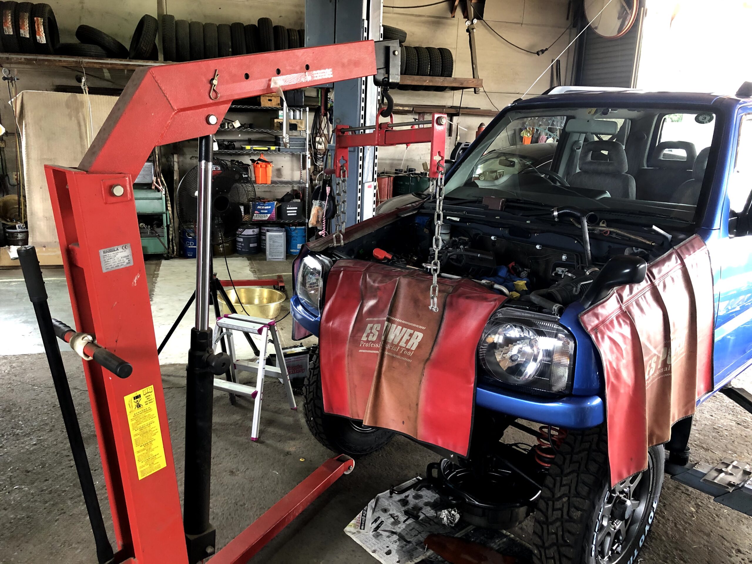 整備工場内の車両と整備機器