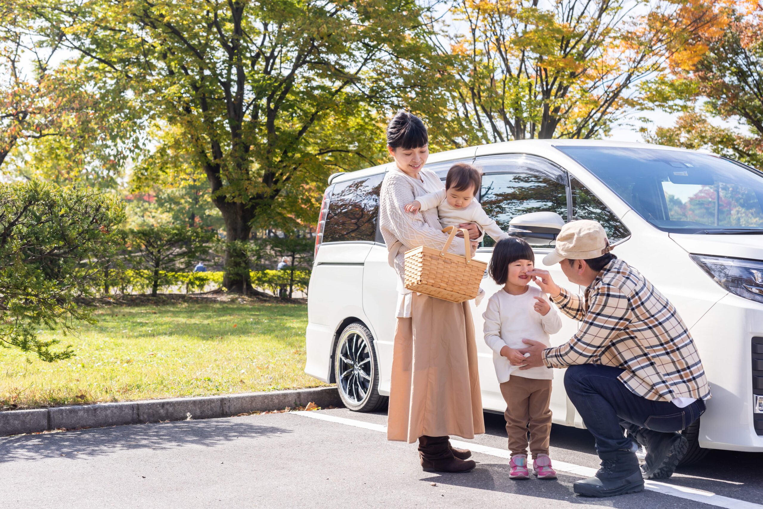 車のそばで過ごす家族