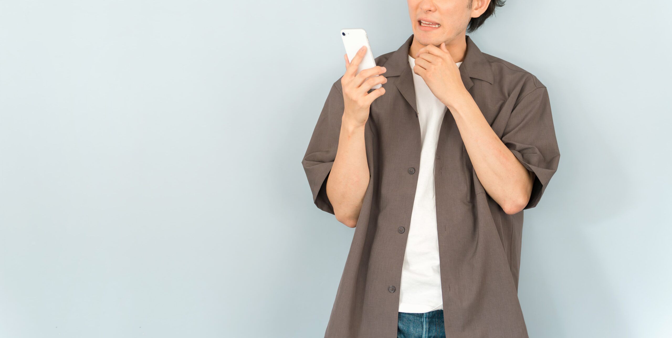 スマートフォンを確認する女性